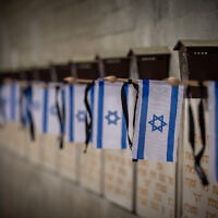 Des drapeaux d'Israël sur des tombes de soldats, au cimetière militaire du mont Herzl, à Jérusalem, avant Yom HaZikaron, le 9 mai 2024. (Crédit : Yonatan Sindel/Flash90)
