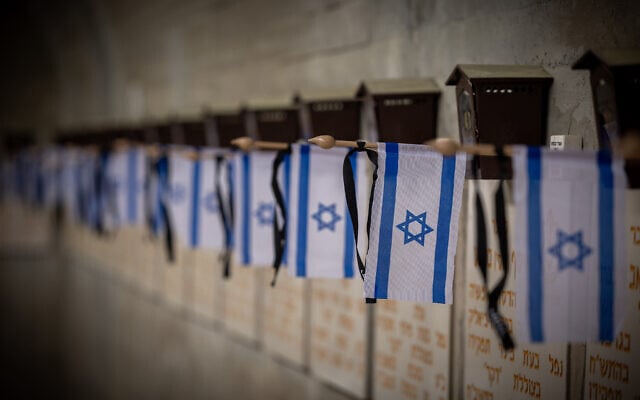 Des drapeaux d'Israël sur des tombes de soldats, au cimetière militaire du mont Herzl, à Jérusalem, avant Yom HaZikaron, le 9 mai 2024. (Crédit : Yonatan Sindel/Flash90)