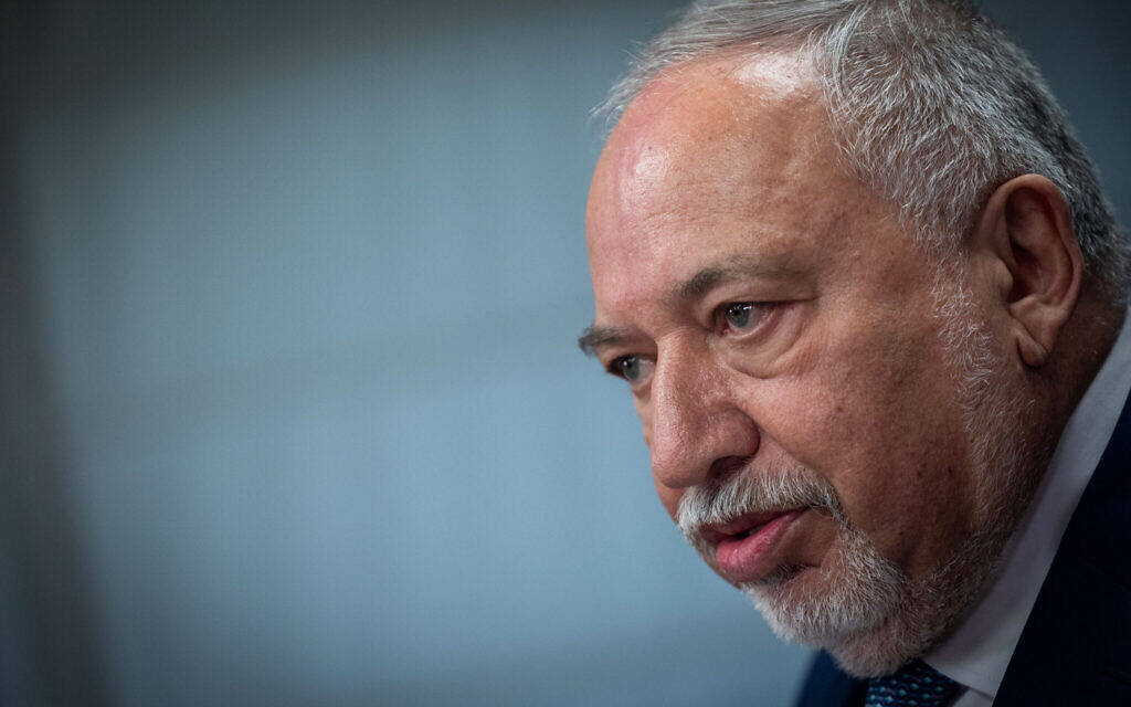 Le chef d'Yisrael Beytenu, Avigdor Liberman, dirigeant une réunion de faction à la Knesset, le 20 mai 2024. (Crédit : Yonatan Sindel/Flash90) Le chef d'Yisrael Beytenu, Avigdor Liberman, dirigeant une réunion de faction à la Knesset, le 20 mai 2024. (Crédit : Yonatan Sindel/Flash90)