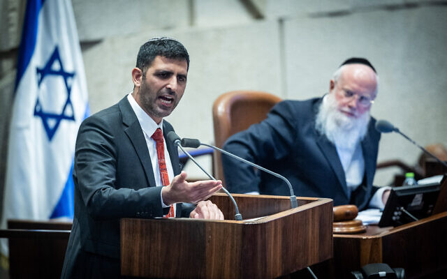 Le ministre des Communications Shlomo Karhi s'exprime lors d'une séance plénière à la Knesset, le 3 juillet 2024. (Crédit : Yonatan Sindel/Flash90) Le ministre des Communications Shlomo Karhi s'exprime lors d'une séance plénière à la Knesset, le 3 juillet 2024. (Crédit : Yonatan Sindel/Flash90)