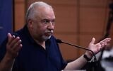 Le député Avigdor Liberman assistant à une audience de la commission d'enquête civile sur le pogrom du 7 octobre, à Tel Aviv, le 18 août 2024. (Crédit : Tomer Neuberg/Flash90)