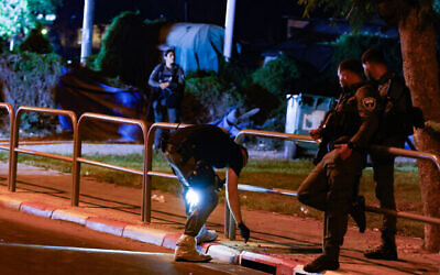 Les forces de sécurité et les secours sur les lieux d'une tentative d'attentat suicide dans le sud de Tel Aviv, le 18 août 2024. (Crédit : Yehoshua Yosef/Flash90)