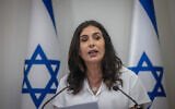 La ministre israélienne des Transports, Miri Regev, lors d'une conférence de presse avant la cérémonie de commémoration du pogrom commis par le Hamas, le  7 octobre, au ministère des Transports à Jérusalem, le 22 août 2024. (Crédit : Chaïm Goldberg/Flash90)
