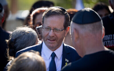 Le président Isaac Herzog lors d'une cérémonie commémorative pour l'ancien Premier ministre Shimon Peres, au cimetière du mont Herzl, à Jérusalem, le 4 septembre 2024. (Crédit : Yonatan Sindel/Flash90)