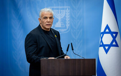Le chef de l'opposition Yaïr Lapid dirigeant une réunion de sa faction Yesh Atid, à la Knesset, à Jérusalem, le 9 septembre 2024. (Crédit : Yonatan Sindel/Flash90)