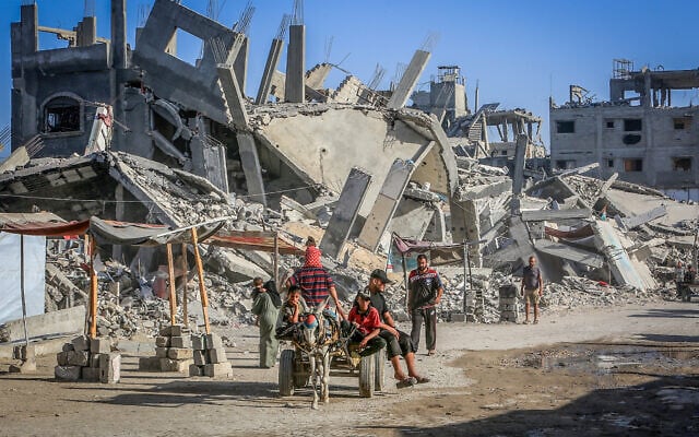Des maisons détruites et la mosquée Al-Shafi'i endommagée, dans la ville de Khan Younès, au sud de Gaza, le 13 septembre 2024. (Crédit : Abed Rahim Khatib/Flash90) Des maisons détruites et la mosquée Al-Shafi'i endommagée, dans la ville de Khan Younès, au sud de Gaza, le 13 septembre 2024. (Crédit : Abed Rahim Khatib/Flash90)