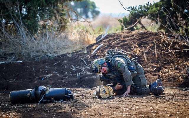 Les forces de sécurité israéliennes sur les lieux où un drone lancé depuis l'Irak a frappé une zone ouverte près de la frontière avec la Syrie, le 25 septembre 2024. (Crédit : Maor Kinsbursky/Flash90) Les forces de sécurité israéliennes sur les lieux où un drone lancé depuis l'Irak a frappé une zone ouverte près de la frontière avec la Syrie, le 25 septembre 2024. (Crédit : Maor Kinsbursky/Flash90)
