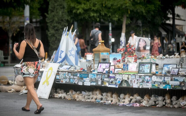 Des photographies des victimes tuées et retenues en otage par les terroristes du Hamas à Gaza depuis le pogrom du 7 octobre sur la place Dizengoff à Tel-Aviv, le 29 septembre 2024. (Crédit : Miriam Alster/FLASH90