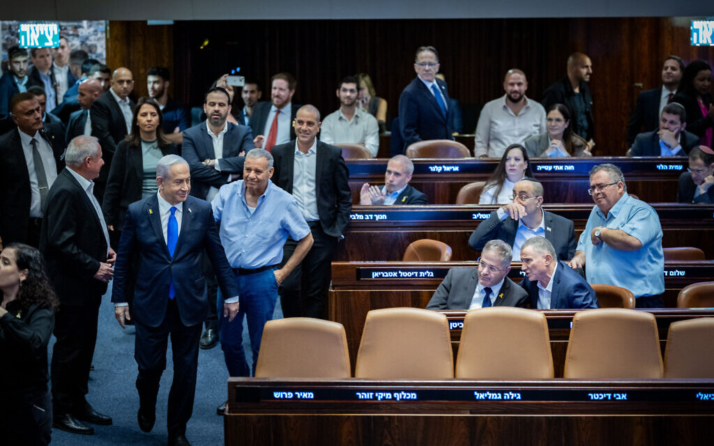 Le Premier ministre Benjamin Netanyahu, des ministres et des législateurs assistent à un vote en plénière de la Knesset sur l'inclusion du député Gideon Saar au sein du gouvernement, le 30 septembre 2024. (Crédit : Yonatan Sindel/Flash90) Le Premier ministre Benjamin Netanyahu, des ministres et des législateurs assistent à un vote en plénière de la Knesset sur l'inclusion du député Gideon Saar au sein du gouvernement, le 30 septembre 2024. (Crédit : Yonatan Sindel/Flash90)