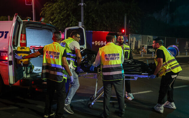 La sécurité israélienne sur les lieux d'une attaque terroriste, rue de Jérusalem, à Jaffa, dans le sud de Tel Aviv le 1er octobre 2024. (Crédit : Itaï Ron/Flash90) La sécurité israélienne sur les lieux d'une attaque terroriste, rue de Jérusalem, à Jaffa, dans le sud de Tel Aviv le 1er octobre 2024. (Crédit : Itaï Ron/Flash90)