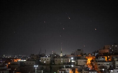 Un système anti-missile tirant des intercepteurs sur des missiles tirés depuis l'Iran, en Cisjordanie, le 1er octobre 2024. (Crédit : Wisam Hashlamoun/Flash90)