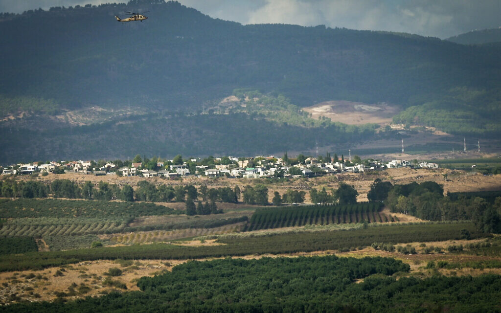 Un hélicoptère militaire israélien volant près de la frontière nord avec le Liban, le 2 octobre 2024. (Crédit : Michael Giladi/Flash90)