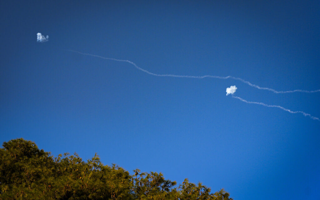 Des roquettes tirées depuis le Liban interceptées près de Katzrin, le 4 octobre 2024. (Crédit : Michael Giladi/Flash90)