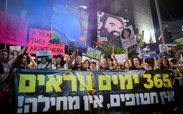 Des Israéliens manifestant pour demander la libération des personnes retenues en otage par le groupe terroriste du Hamas à Gaza, devant le siège du ministère de la Défense, à Tel Aviv, le 5 octobre 2024. (Crédit : Avshalom Sassoni/Flash90) Des Israéliens manifestant pour demander la libération des personnes retenues en otage par le groupe terroriste du Hamas à Gaza, devant le siège du ministère de la Défense, à Tel Aviv, le 5 octobre 2024. (Crédit : Avshalom Sassoni/Flash90)