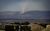 De la fumée s’élevant d'un incendie qui a éclaté à cause de missiles tirés depuis le Liban, vu depuis la source chaude du réservoir d'eau de Bental près du kibboutz Merom Golan, dans le plateau du Golan, le 5 octobre 2024. (Crédit : Michael Giladi/Flash90)
