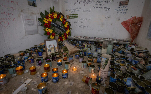 Abri anti-aérien public à l'intérieur duquel des Israéliens ont été assassinés lors du pogrom du 7 octobre, il y a de cela un an, sur une route près de la frontière israélo-gazaoui, dans le sud d'Israël, le 19 septembre 2024. (Chaim Goldberg/Flash90)