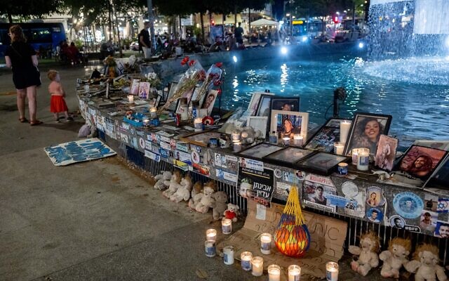 Les gens se rassemblent et allument des bougies en souvenir des victimes de l'attaque du 7 octobre 2023, sur la place Dizengoff à Tel Aviv, le 6 octobre 2024. (Crédit : Yonatan Sindel/Flash90)