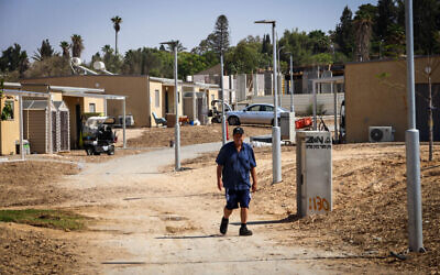 Les logements temporaires construits pour les membres du kibboutz Be'eri dans le kibboutz Hatzerim, au sud d'Israël, le 8 octobre 2024. (Crédit : Yossi Zamir/Flash90)