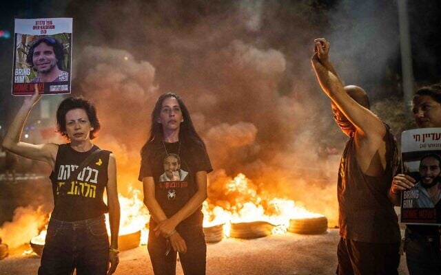 Des familles d'otages détenus par des terroristes du Hamas à Gaza et des activistes bloquent l'autoroute Ayalon à Tel Aviv, lors d'une manifestation appelant à la libération des captifs, le 12 octobre 2024. (Crédit : Erik Marmor/Flash90) Des familles d'otages détenus par des terroristes du Hamas à Gaza et des activistes bloquent l'autoroute Ayalon à Tel Aviv, lors d'une manifestation appelant à la libération des captifs, le 12 octobre 2024. (Crédit : Erik Marmor/Flash90)
