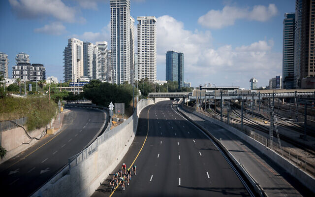 Des rues vides à Tel Aviv, le jour de Yom Kippour, le jour de l'Expiation et la plus sainte des fêtes juives, le 12 octobre 2024 (Crédit : Miriam Alster/Flash 90) Des rues vides à Tel Aviv, le jour de Yom Kippour, le jour de l'Expiation et la plus sainte des fêtes juives, le 12 octobre 2024 (Crédit : Miriam Alster/Flash 90)