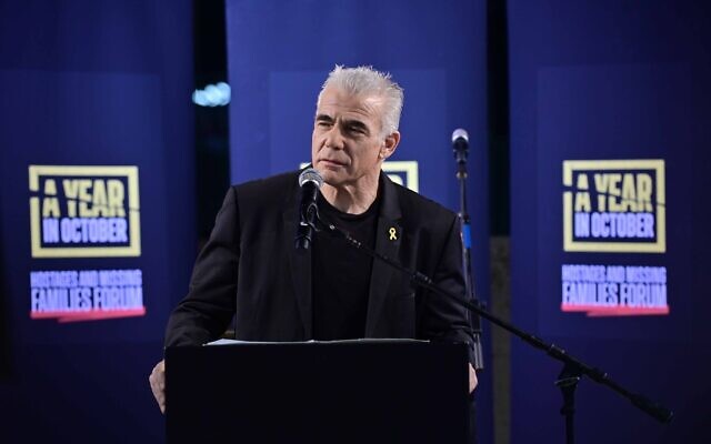 Illustration : Le député Yair Lapid assiste à un événement pour la libération des Israéliens kidnappés par les terroristes du Hamas à Gaza, et pour marquer un an depuis le massacre du 7 octobre, à Tel Aviv, le 13 octobre 2024. (Crédit : Tomer Neuberg/Flash90) Illustration : Le député Yair Lapid assiste à un événement pour la libération des Israéliens kidnappés par les terroristes du Hamas à Gaza, et pour marquer un an depuis le massacre du 7 octobre, à Tel Aviv, le 13 octobre 2024. (Crédit : Tomer Neuberg/Flash90)