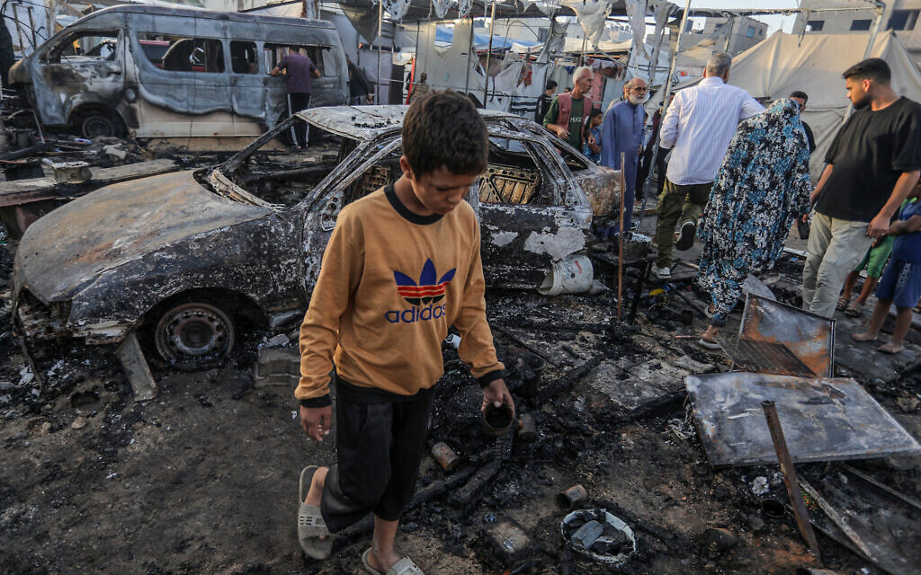 Des Palestiniens déplacés inspectent leurs tentes après une frappe aérienne israélienne à Deir al-Balah, au centre de la bande de Gaza, le 14 octobre 2024. (Crédit: Abed Rahim Khatib/Flash90)