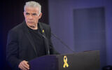 Le chef de Yesh Atid, le député Yaïr Lapid, s'exprimant lors d'une réunion de sa faction, à Tel Aviv, le 14 octobre 2024. (Crédit : Miriam Alster/Flash90)