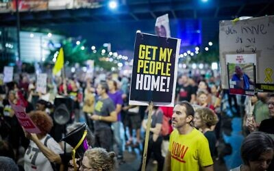 Des manifestants protestant pour demander la libération des Israéliens retenus en otage par le groupe terroriste du Hamas dans la bande de Gaza, quelques heures après qu'Israël a confirmé l’élimination du chef du Hamas, Yahya Sinwar, à Tel Aviv, le 17 octobre 2024. (Crédit : Erik Marmor/Flash90)