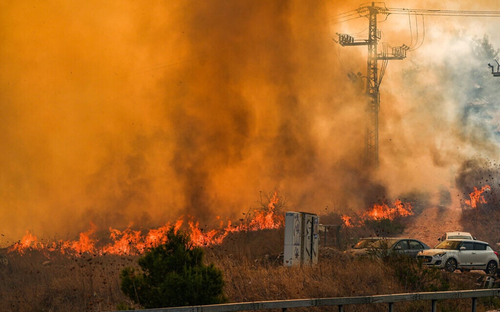 Fumée et incendie sur le site d'un incendie provoqué par des missiles tirés depuis le Liban près de la ville de Rosh Pina, dans le nord d'Israël, le 20 octobre 2024. (Ayal Margolin/Flash90)