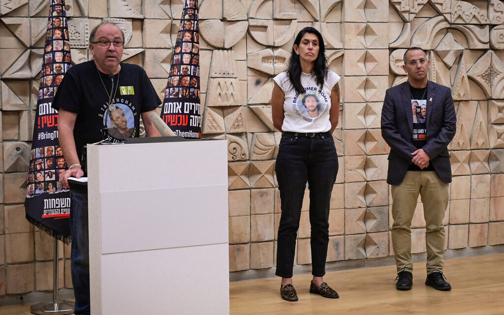 Des parents d'Israéliens pris en otage par des terroristes du Hamas à Gaza tenant une conférence de presse, à Tel Aviv, le 20 octobre 2024. (Crédit : Avshalom Sassoni/Flash90)