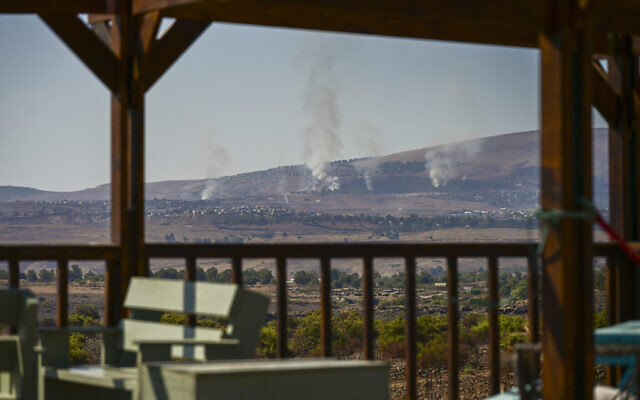 Une attaque de missiles en provenance du Liban vue dans la ville de Katzrin, au nord du plateau du Golan, le 20 octobre 2024. (Crédit : Michael Giladi/Flash90)