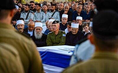 Les chefs religieux druzes observent les funérailles du colonel Ehsan Daqsa à Daliyat al-Karmel, dans le nord d'Israël, le 21 octobre 2024. (Crédit : Michael Giladi/Flash90)