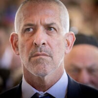 Le chef de l’agence de sécurité intérieure du Shin Bet, Ronen Bar, lors d'une cérémonie d'État marquant l'anniversaire, selon la date du calendrier hébraïque, du pogrom perpétré par le Hamas le 7 octobre 2023, au cimetière militaire du mont Herzl, à Jérusalem, le 27 octobre 2024. (Crédit : Chaïm Goldberg/FLASH90)