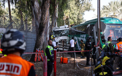 Les services d'urgence sur les lieux d'une attaque présumée au camion-bélier à Glilot, au nord de Tel Aviv, le 27 octobre 2024 (Itai Ron/Flash90).