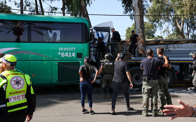 Les services d'urgence sur les lieux d'une attaque présumée au camion-bélier à Glilot, au nord de Tel Aviv, le 27 octobre 2024 (Itai Ron/Flash90).