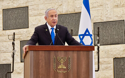 Le Premier ministre Benjamin Netanyahu s'exprime lors de la cérémonie de commémoration des civils assassinés lors du massacre du 7 octobre, au cimetière militaire du Mont Herzl à Jérusalem, le 27 octobre 2024. (Crédit : Marc Israel Sellem/POOL)