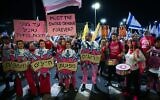 Des manifestants réclamant la libération des Israéliens retenus en otage dans la bande de Gaza et des élections législatives anticipées, à proximité de la Knesset, à Jérusalem, le 28 octobre 2024. (Crédit : Arie Leib Abrams/Flash90)