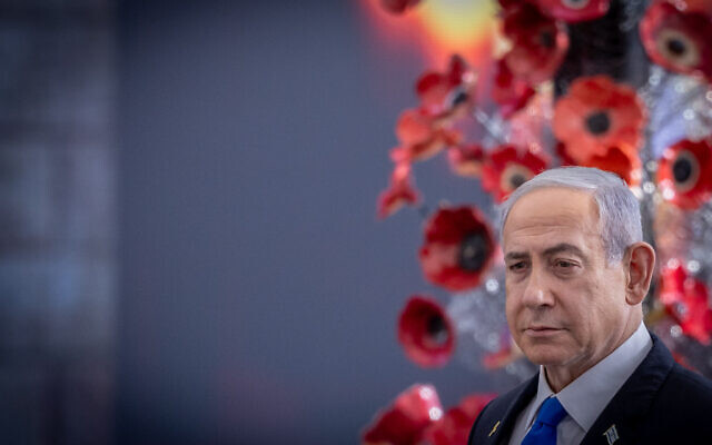Le Premier ministre Benjamin Netanyahu lors d'une cérémonie à la mémoire des personnes assassinées lors du massacre du 7 octobre, à la Knesset à Jérusalem, le 28 octobre 2024. (Crédit : Chaim Goldberg/ Flash90) Le Premier ministre Benjamin Netanyahu lors d'une cérémonie à la mémoire des personnes assassinées lors du massacre du 7 octobre, à la Knesset à Jérusalem, le 28 octobre 2024. (Crédit : Chaim Goldberg/ Flash90)