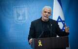 Le chef de l'opposition Yair Lapid parle lors d'une réunion de son parti Yesh Atid à la Knesset, le 28 octobre 2024. (Crédit : Yonatan Sindel/Flash90)