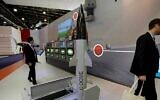 Des visiteurs passant devant une maquette du C-Dome de Rafael présentée au salon Euronaval, au Bourget, dans le nord de Paris, le jeudi 30 octobre 2014. (Crédit : Christophe Ena/AP)