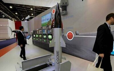 Des visiteurs passant devant une maquette du C-Dome de Rafael présentée au salon Euronaval, au Bourget, dans le nord de Paris, le jeudi 30 octobre 2014. (Crédit : Christophe Ena/AP)