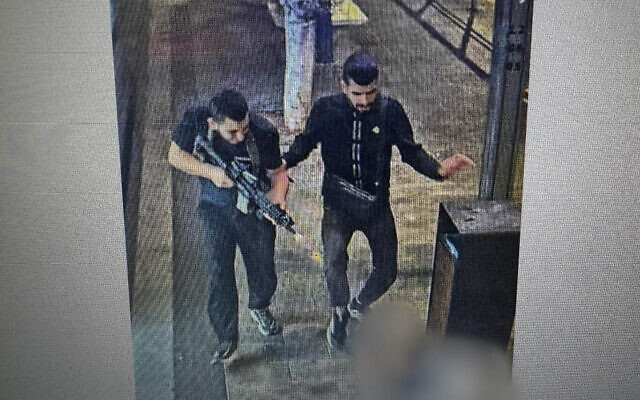 Deux terroristes menant une attaque meurtrière à une station de tramway située rue de Jérusalem, à Jaffa, dans le sud de Tel Aviv le 1er octobre 2024. (Crédit : Capture d'écran X ; utilisée conformément à la clause 27a de la loi sur le droit d'auteur) Deux terroristes menant une attaque meurtrière à une station de tramway située rue de Jérusalem, à Jaffa, dans le sud de Tel Aviv le 1er octobre 2024. (Crédit : Capture d'écran X ; utilisée conformément à la clause 27a de la loi sur le droit d'auteur)