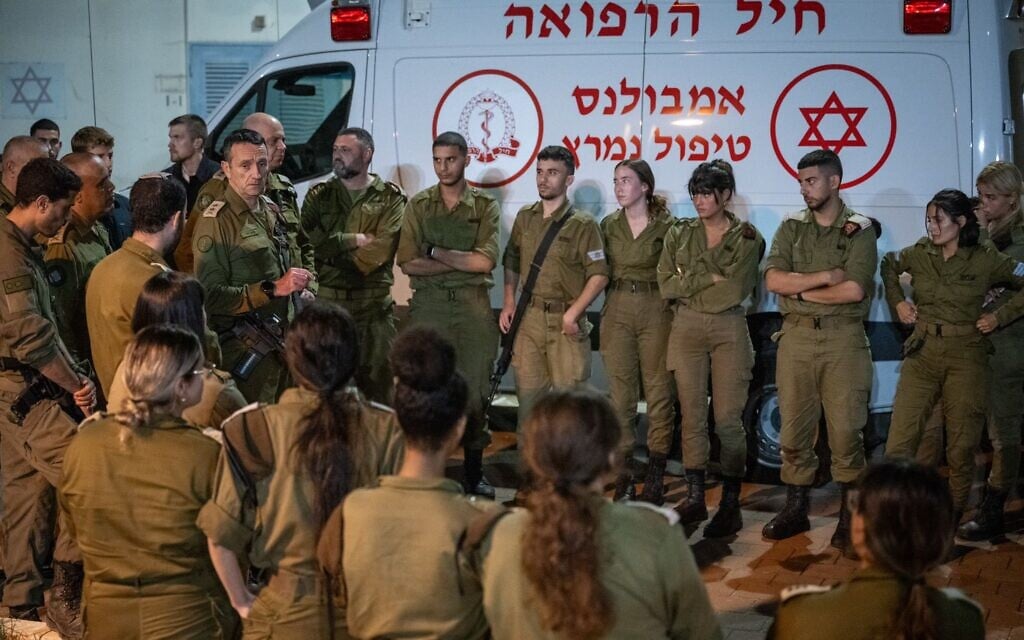Le chef d'état-major de Tsahal, Herzi Halevi, s'adresse aux soldats de la base de Golani, dans le nord d'Israël, après une attaque meurtrière de drone du Hezbollah, le 14 octobre 2024. (Crédit : Tsahal)