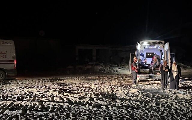 Des secouristes et du personnel soignant évacués de l'hôpital Kamal Adwan, dans le nord de Gaza, par des fonctionnaires de l'ONU, le 25 octobre 2024. (Crédit : COGAT)