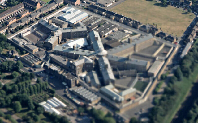 La prison HM de Wandsworth vue du ciel, entourée par Heathfield Square, le 19 juin 2015. (Crédit : Capture d’écran Wikipedia CC BY-SA 2.0 ; utilisée conformément à l'article 27a de la loi sur le droit d'auteur) La prison HM de Wandsworth vue du ciel, entourée par Heathfield Square, le 19 juin 2015. (Crédit : Capture d’écran Wikipedia CC BY-SA 2.0 ; utilisée conformément à l'article 27a de la loi sur le droit d'auteur)