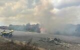 Le site de l'impact d'une roquette tirée du Liban vers le centre d'Israël sur la Route 6, près de Kafr Qasim, le 1er octobre 2024. (Crédit : Magen David Adom)