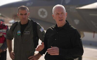 Le ministre de la Défense Yoav Gallant (à droite) avec le général de brigade Yotam Sigler à la base aérienne de Nevatim, dans le sud d’Israël, le 6 octobre 2024. (Crédit : Elad Malka/ministère de la Défense)