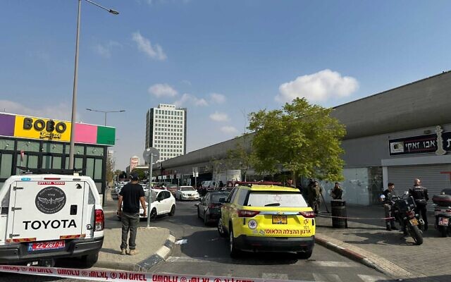 Le lieu d'un attentat terroriste à la gare routière centrale de Beer Sheva, le 6 octobre 2024. (Crédit : Magen David Adom) 