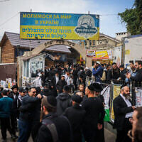 Des pèlerins juifs se rendent, à la veille de Rosh HaShana, sur la tombe du rabbin Nachman de Breslov à Ouman, en Ukraine, le 1ᵉʳ octobre 2024. (Crédit : Chaim Goldberg/Flash 90)