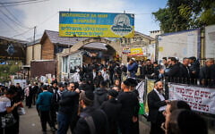 Des pèlerins juifs se rendent, à la veille de Rosh HaShana, sur la tombe du rabbin Nachman de Breslov à Ouman, en Ukraine, le 1ᵉʳ octobre 2024. (Crédit : Chaim Goldberg/Flash 90)